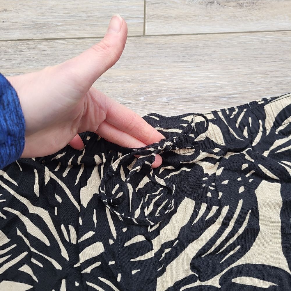 Gap Black and tan Geometric Palm Leaf Print Lounge Shorts Size: XLarge - Picture 2 of 9